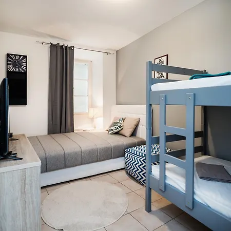 Vega Apartment *